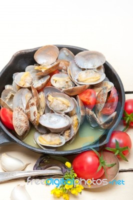 Fresh Clams On An Iron Skillet Stock Photo