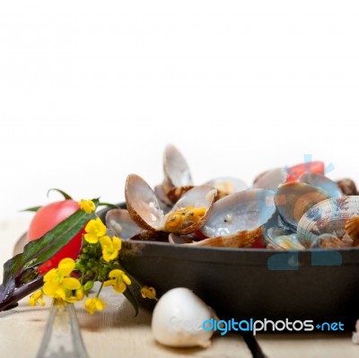 Fresh Clams On An Iron Skillet Stock Photo