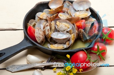 Fresh Clams On An Iron Skillet Stock Photo