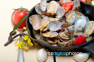 Fresh Clams On An Iron Skillet Stock Photo