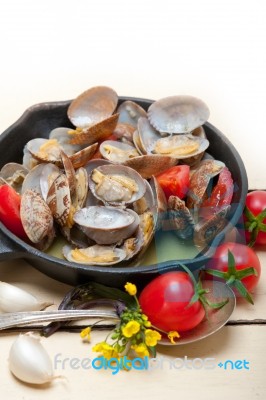 Fresh Clams On An Iron Skillet Stock Photo