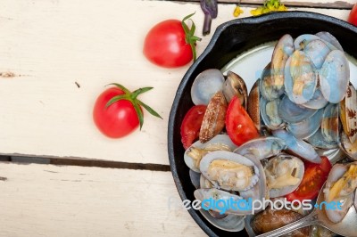 Fresh Clams On An Iron Skillet Stock Photo