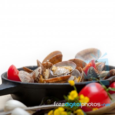 Fresh Clams On An Iron Skillet Stock Photo