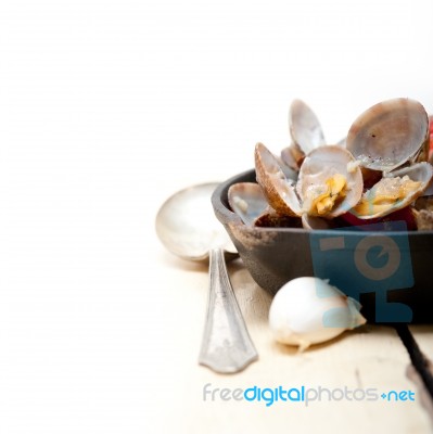 Fresh Clams On An Iron Skillet Stock Photo