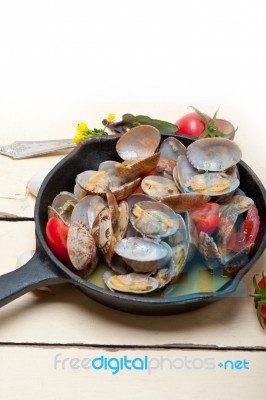 Fresh Clams On An Iron Skillet Stock Photo