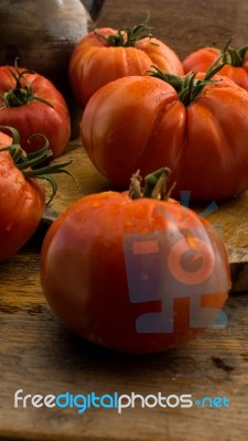 Freshly Picked Tomatoes, Place On Wooden Chopping Board And Table Stock Photo