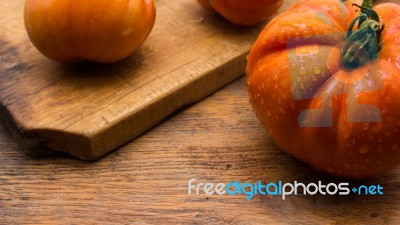 Freshly Picked Tomatoes, Place On Wooden Chopping Board And Table Stock Photo