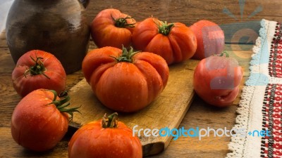 Freshly Picked Tomatoes, Place On Wooden Chopping Board And Table Stock Photo