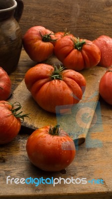 Freshly Picked Tomatoes, Place On Wooden Chopping Board And Table Stock Photo
