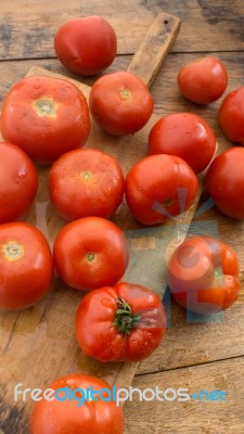 Freshly Picked Tomatoes, Place On Wooden Chopping Board And Table Stock Photo