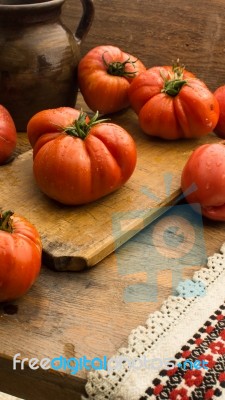 Freshly Picked Tomatoes, Place On Wooden Chopping Board And Table Stock Photo