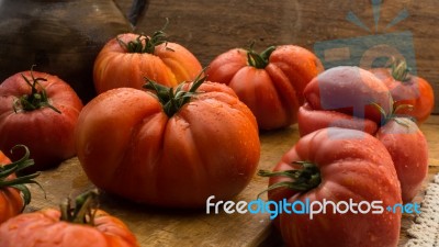 Freshly Picked Tomatoes, Place On Wooden Chopping Board And Table Stock Photo