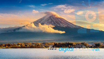 Fuji Mountain And Kawaguchiko Lake At Sunset, Autumn Seasons Fuji Mountain At Yamanachi In Japan Stock Photo