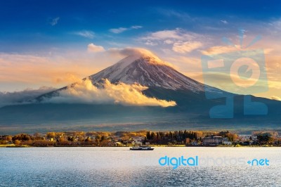 Fuji Mountain And Kawaguchiko Lake At Sunset, Autumn Seasons Fuji Mountain At Yamanachi In Japan Stock Photo