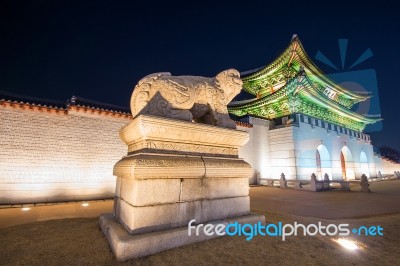 Geyongbokgung Palace At Night In Seoul, South Korea Stock Photo