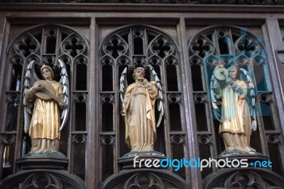 Gold And Silver Wooden Statues In Salisbury Cathedral Stock Photo