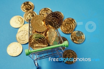 Gold Bitcoin Placed In A Small Shopping Cart. Digital Currency Concepts Can Be Used To Make Online Purchases Stock Photo