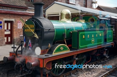 Golden Arrow At Sheffield Park Station Stock Photo