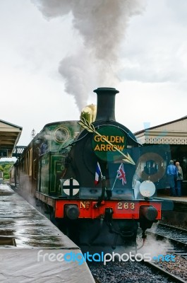 Golden Arrow At Sheffield Park Station Stock Photo