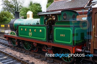 Golden Arrow At Sheffield Park Station Stock Photo