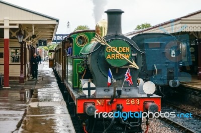 Golden Arrow At Sheffield Park Station East Sussex Stock Photo