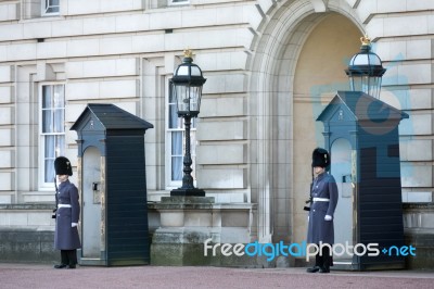 Guards In Greatcoats On Sentry Duty At Buckingham Palace Stock Photo