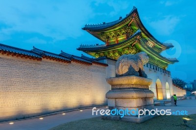 Gyeongbokgung Palace At Night In Seoul, South Korea Stock Photo