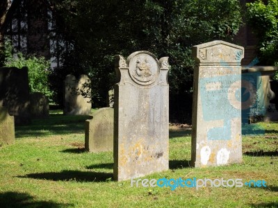 Headstones In St Swithun's Church Graveyard In East Grinstead Stock Photo