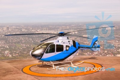 Helicopter Parking On Building Roof Top Use For Commercial Air T… Stock Photo