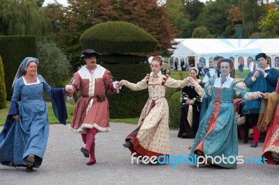 Hever, Kent/uk - September 18 : Old Fashioned Dancing At Hever C… Stock Photo