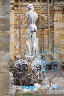 Hever, Kent/uk - September 18 : Statue In The Gounds Of Hever Ca… Stock Photo