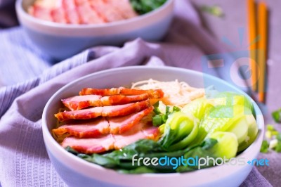 Instant Noodles With Shiitake Mushrooms, Pepper And Onion In A B… Stock Photo