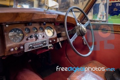 Interior Of An Old Classic Car In The Motor Museum At Bourton-on… Stock Photo