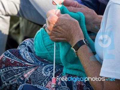 Isle Of Thorns, Sussex/uk - September 11 : Woman Knitting At A L… Stock Photo