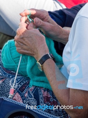 Isle Of Thorns, Sussex/uk - September 11 : Woman Knitting At A L… Stock Photo