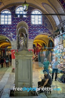 Istanbul, Turkey - May 25 : People Shopping In The Grand Bazaar In Istanbul Turkey On May 25, 2018. Unidentified People Stock Photo