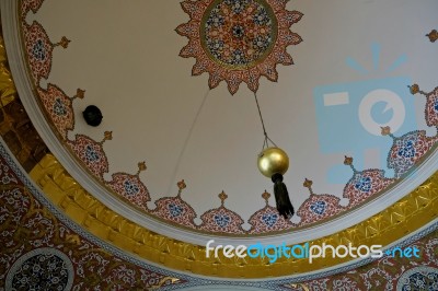 Istanbul, Turkey - May 27 : Ornate Ceiling In Topkapi Palace And Museum In Istanbul Turkey On May 27, 2018 Stock Photo