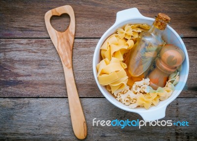 Italian Foods Concept And Menu Design. Various Kind Of Pasta Far… Stock Photo