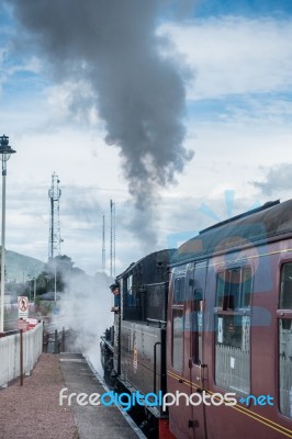 Ivatt 46512 Locomotive At Aviemore Station Stock Photo