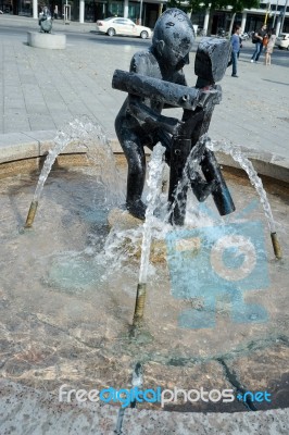 J Schmettan's Globe Fountain In Berlin Stock Photo