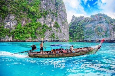 Krabi - December 1: Long Boat And Tourist At Maya Bay In Phi Phi Island. Photo Taken On December 1,2016 In Krabi, Thailand Stock Photo