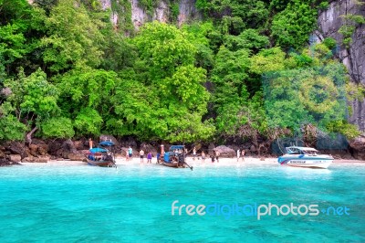 Krabi - December 1: Long Boat And Tourist At Maya Bay In Phi Phi Island. Photo Taken On December 1,2016 In Krabi, Thailand Stock Photo