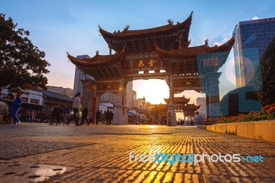 Kunming, China- Mach 3, 2017: The Archway Is A Traditional Piece Of Architecture And The Emblem Of The City Of Kunming In China Stock Photo