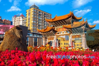 Kunming, China- Mach 3, 2017: The Archway Is A Traditional Piece Of Architecture And The Emblem Of The City Of Kunming In China Stock Photo