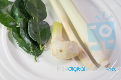 Lemon Grass,galangal,kaffir Lime Leaves. Thai Traditional Spicy Soup Ingredients On Ceramic Dish Stock Photo