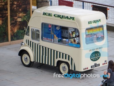 London - August 27 : Old Fashioned Ice Cream Van On The Southban… Stock Photo