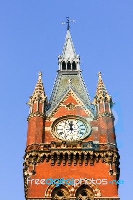 London - December 20 : Old Fashioned Clock At St Pancras Interna… Stock Photo