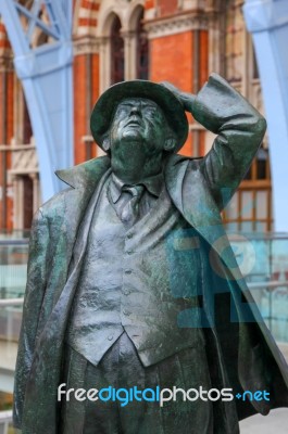 London - December 20 : Sir John Betjeman Statue On Display At St… Stock Photo