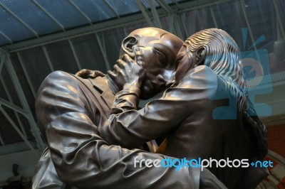 London - December 20 : Statue On Display At St Pancras Internati… Stock Photo