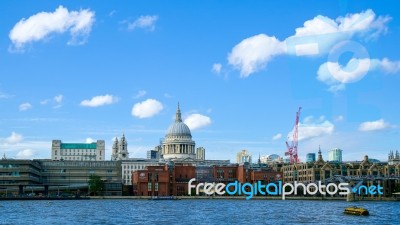 London - July 27 : Buildings On The North Bank Of The River Tham… Stock Photo